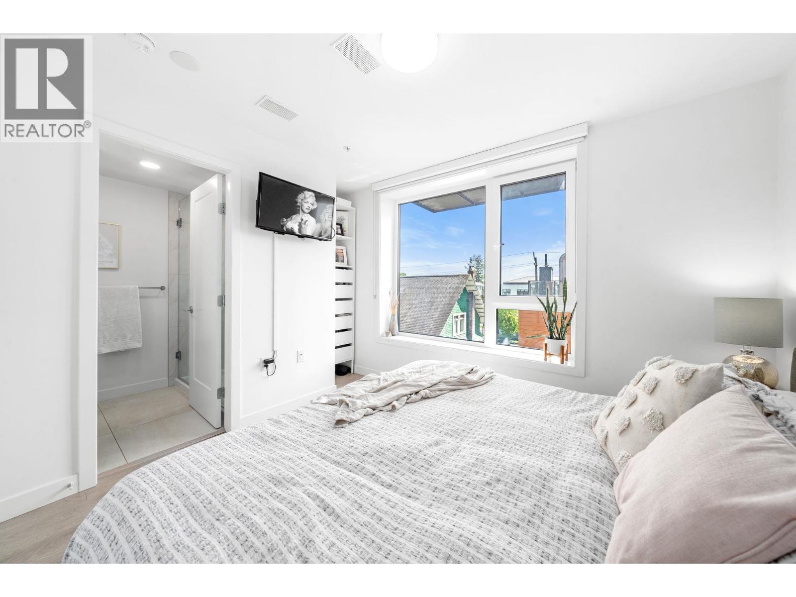 Photo 19 of 35 720 E 3rd Street, North Vancouver BC