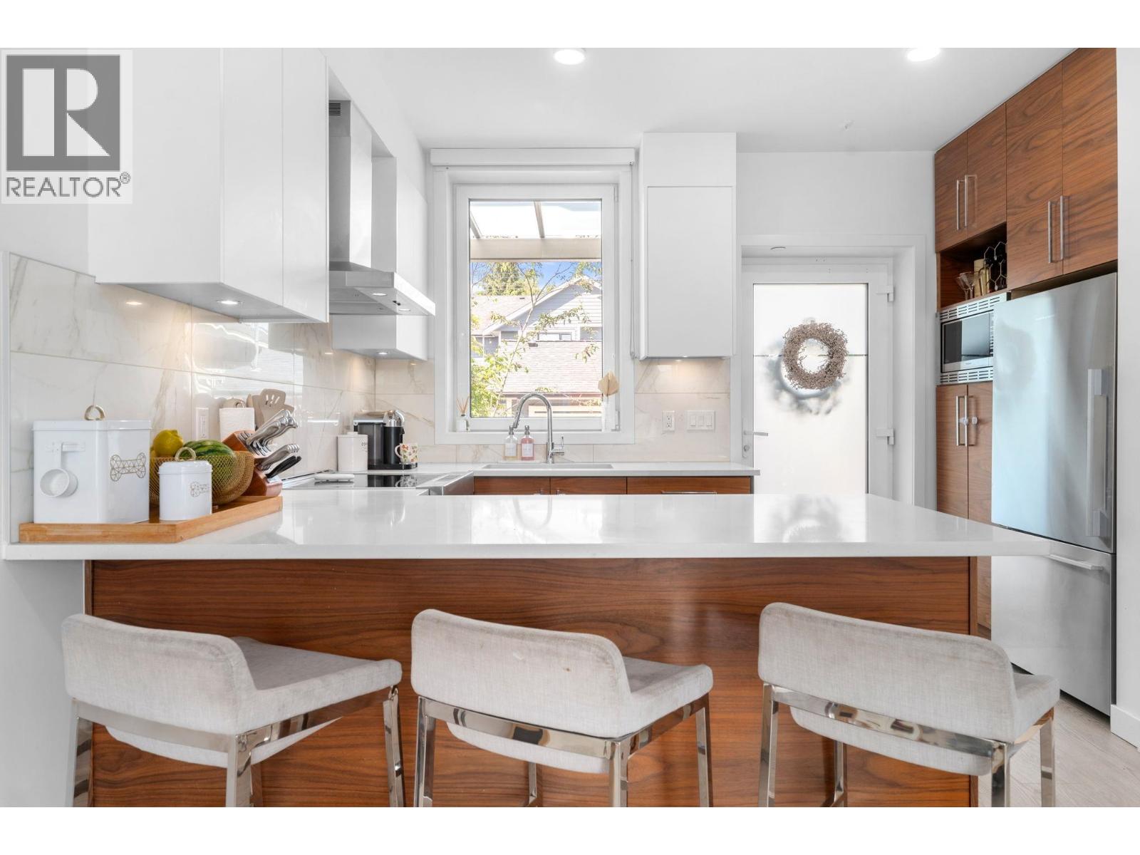 Photo 8 of 35 720 E 3rd Street, North Vancouver BC