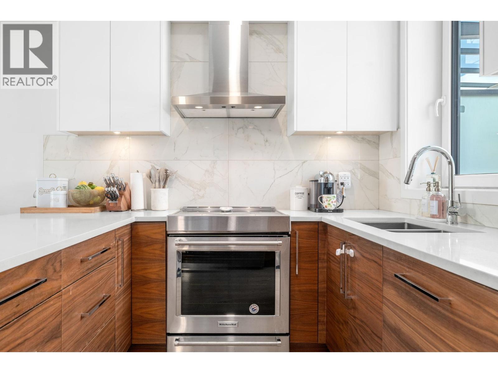 Photo 9 of 35 720 E 3rd Street, North Vancouver BC