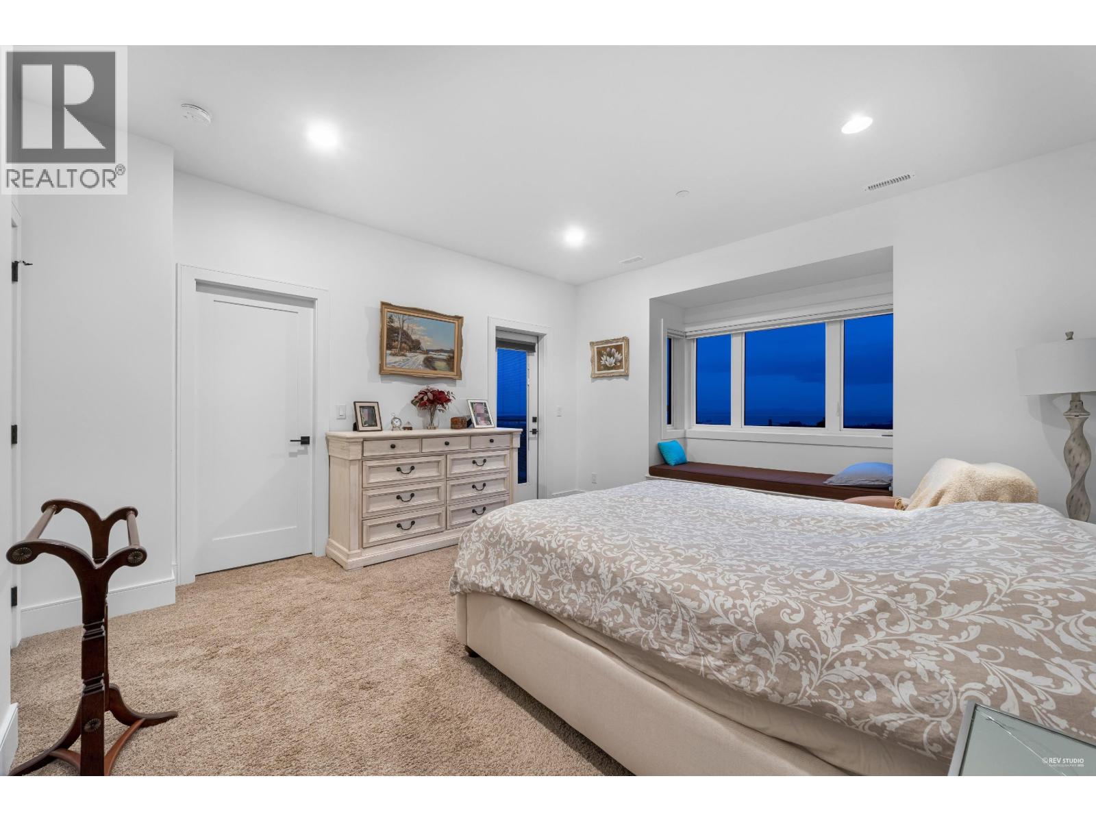 4061 ST. PAULS AVENUE, North Vancouver