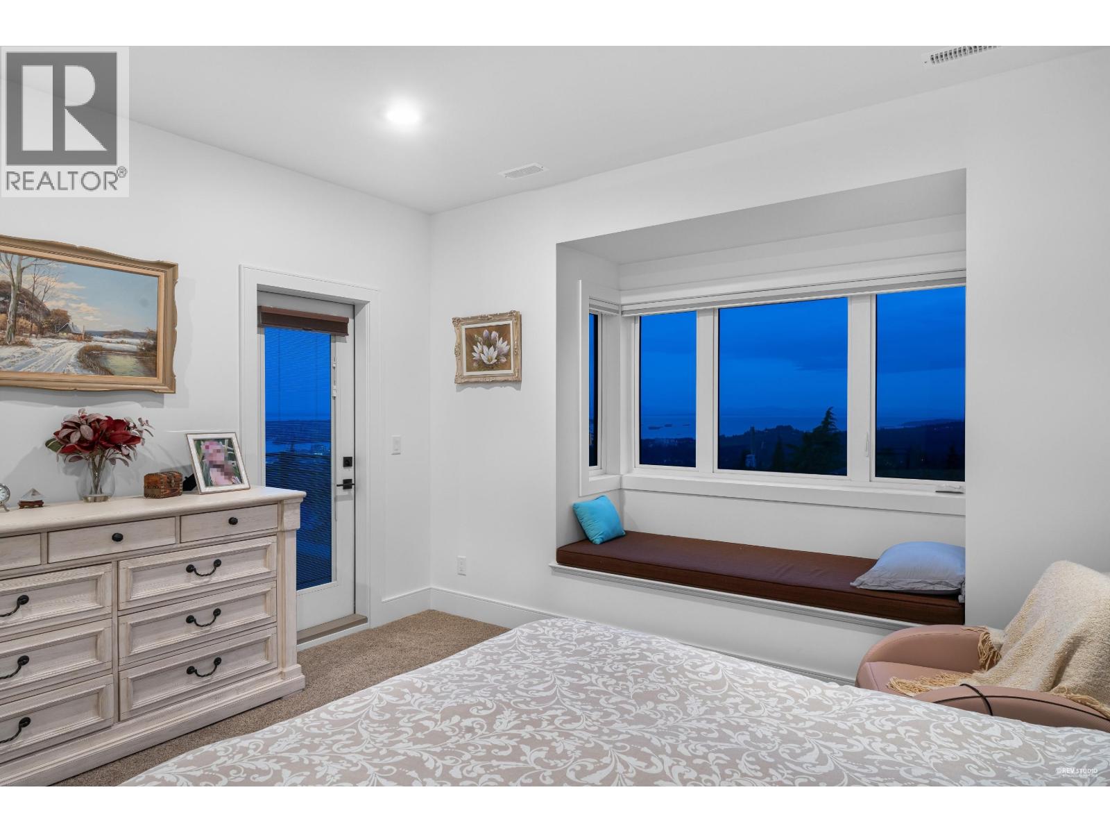 4061 ST. PAULS AVENUE, North Vancouver