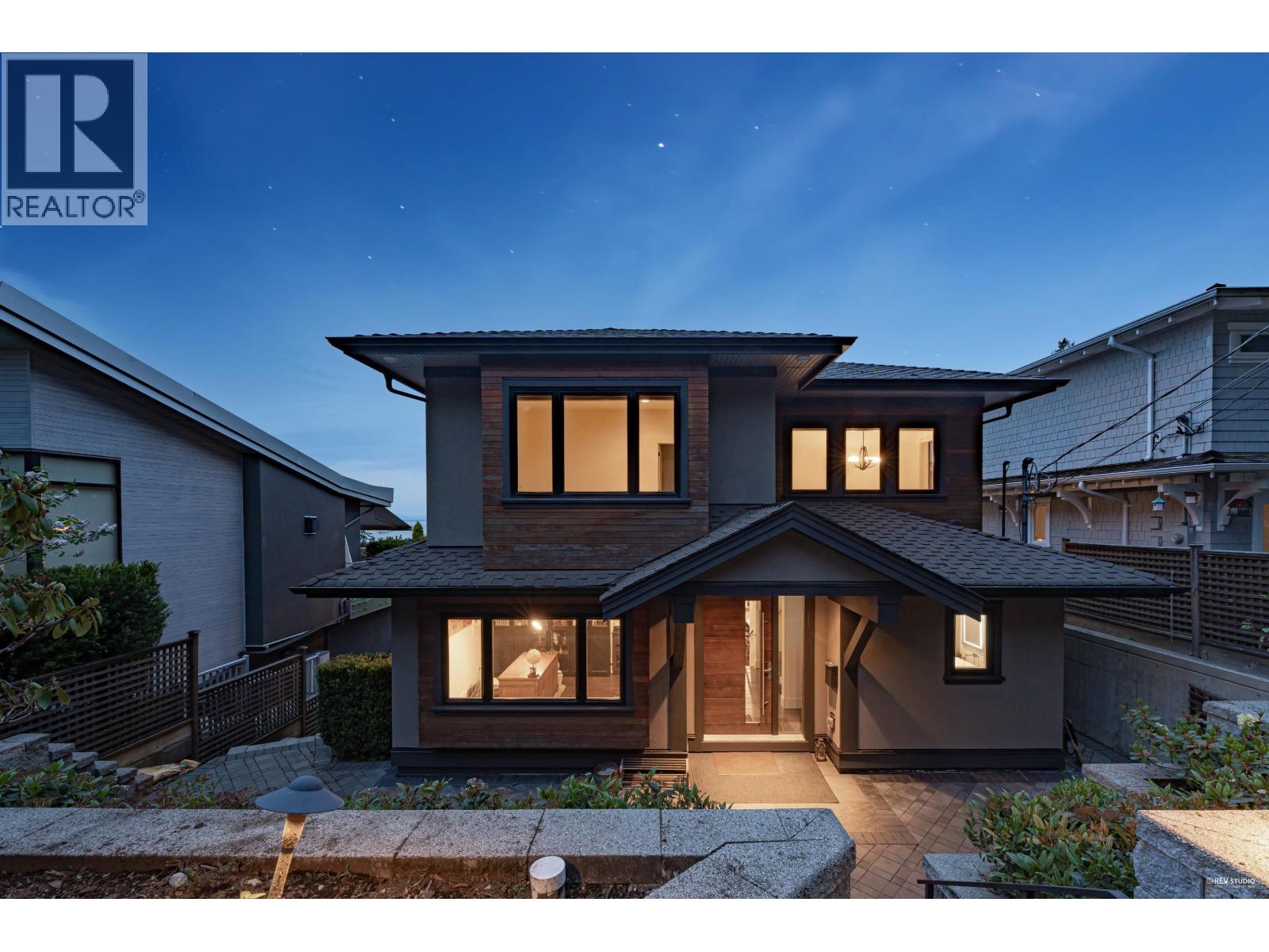 4061 ST. PAULS AVENUE, North Vancouver