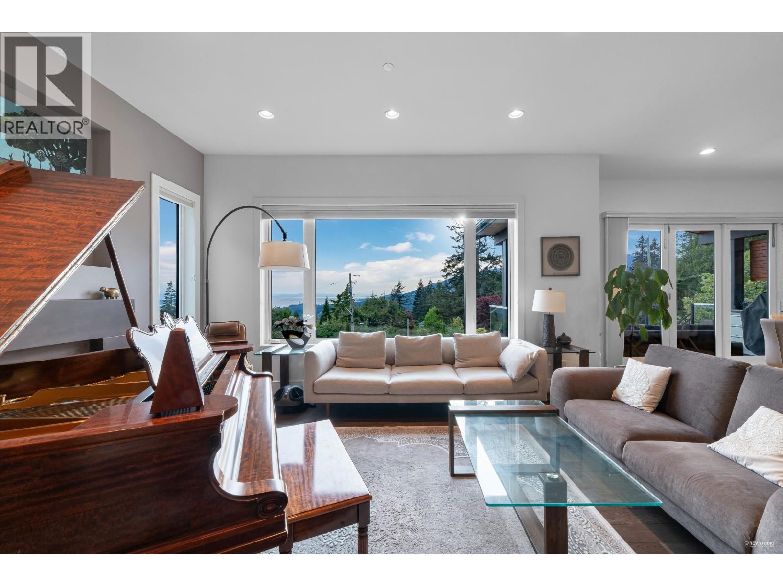 4061 ST. PAULS AVENUE, North Vancouver