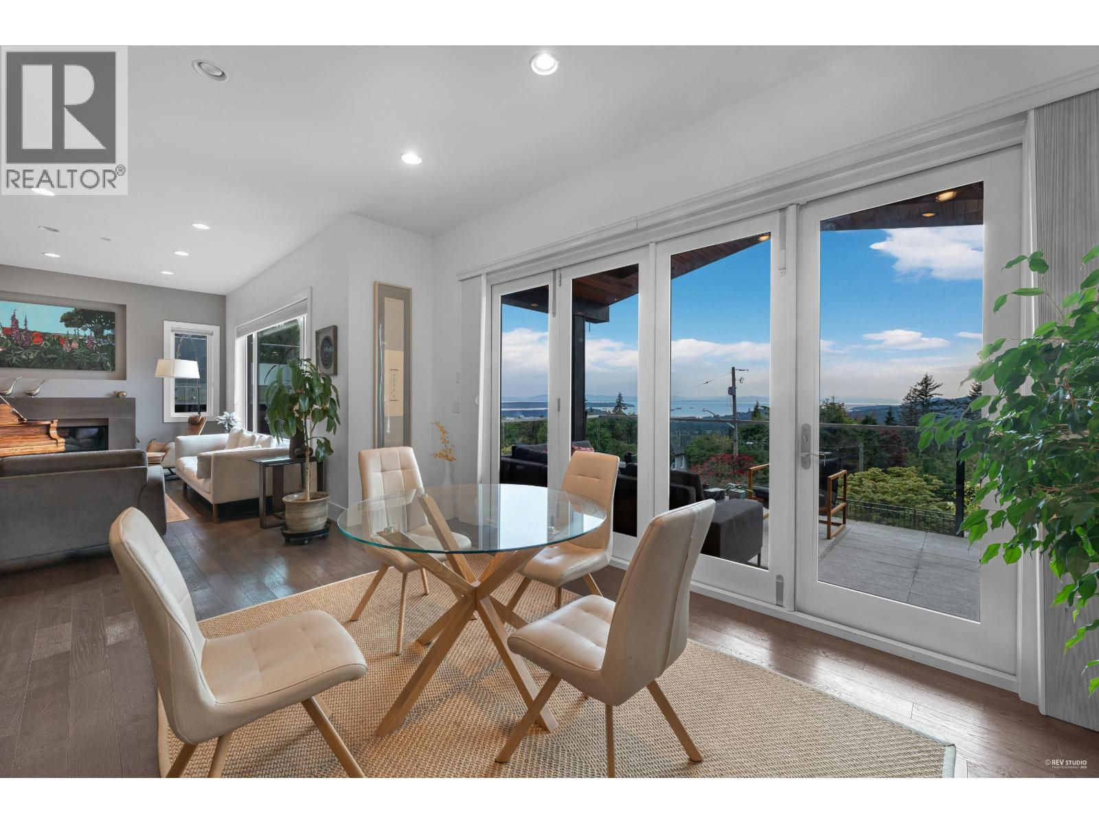 4061 ST. PAULS AVENUE, North Vancouver