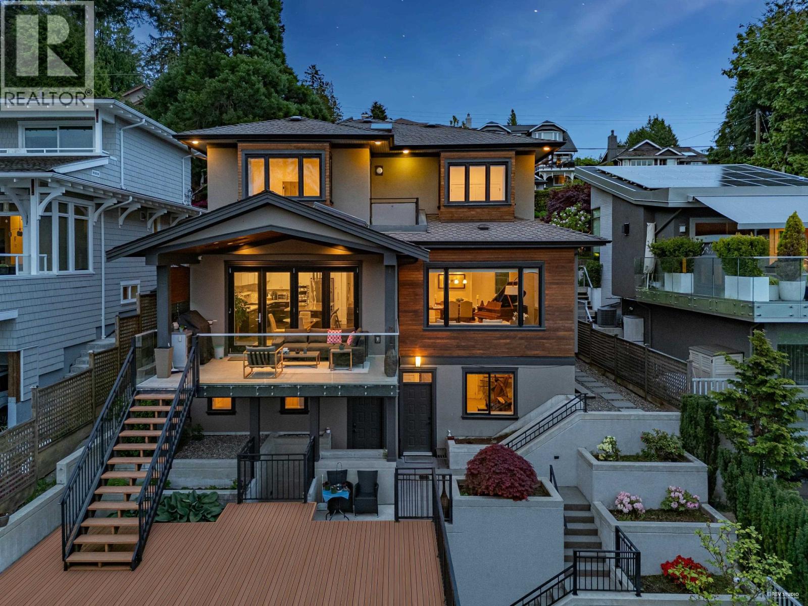 4061 ST. PAULS AVENUE, North Vancouver