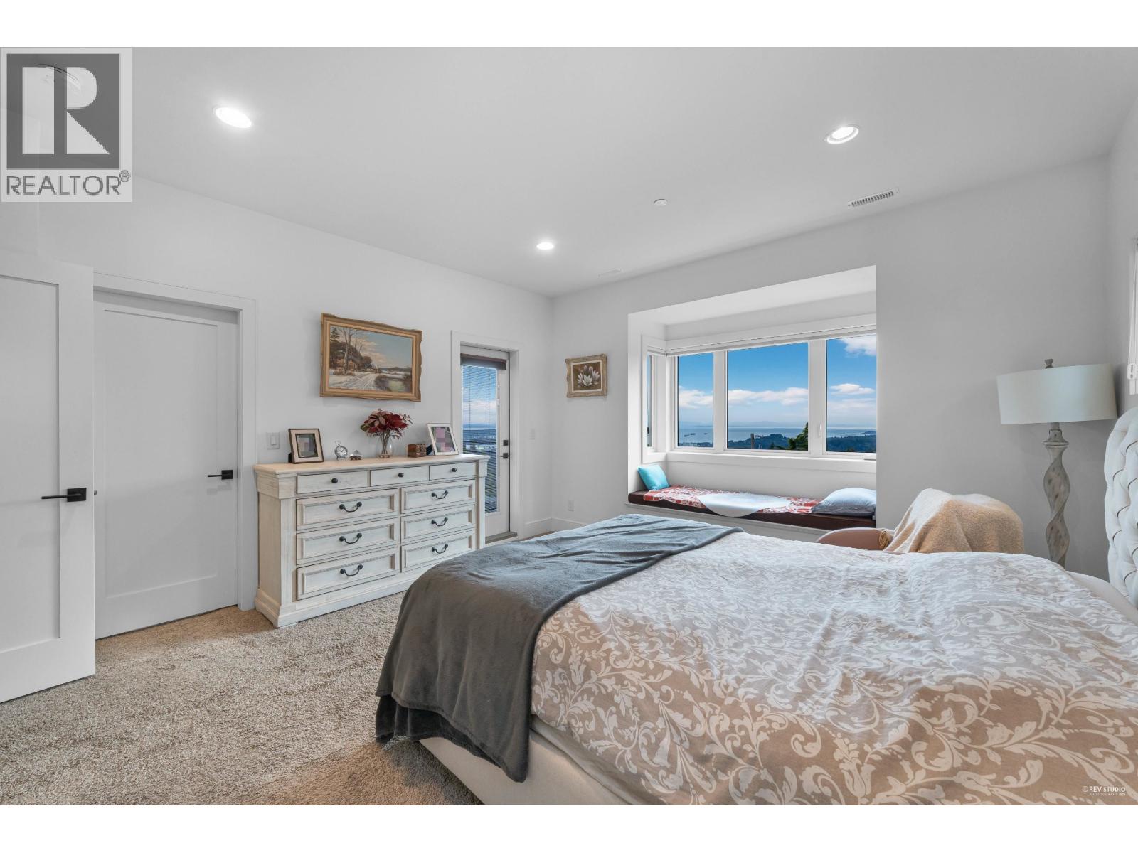 4061 ST. PAULS AVENUE, North Vancouver