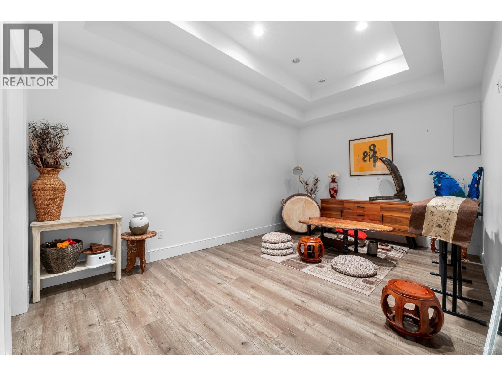 4061 ST. PAULS AVENUE, North Vancouver