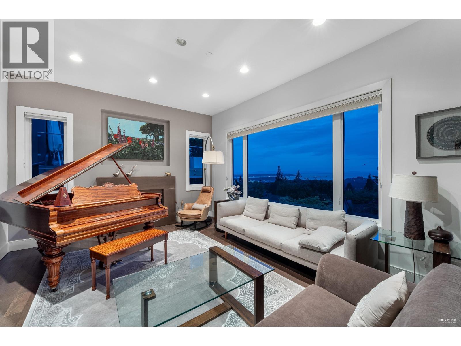 4061 ST. PAULS AVENUE, North Vancouver