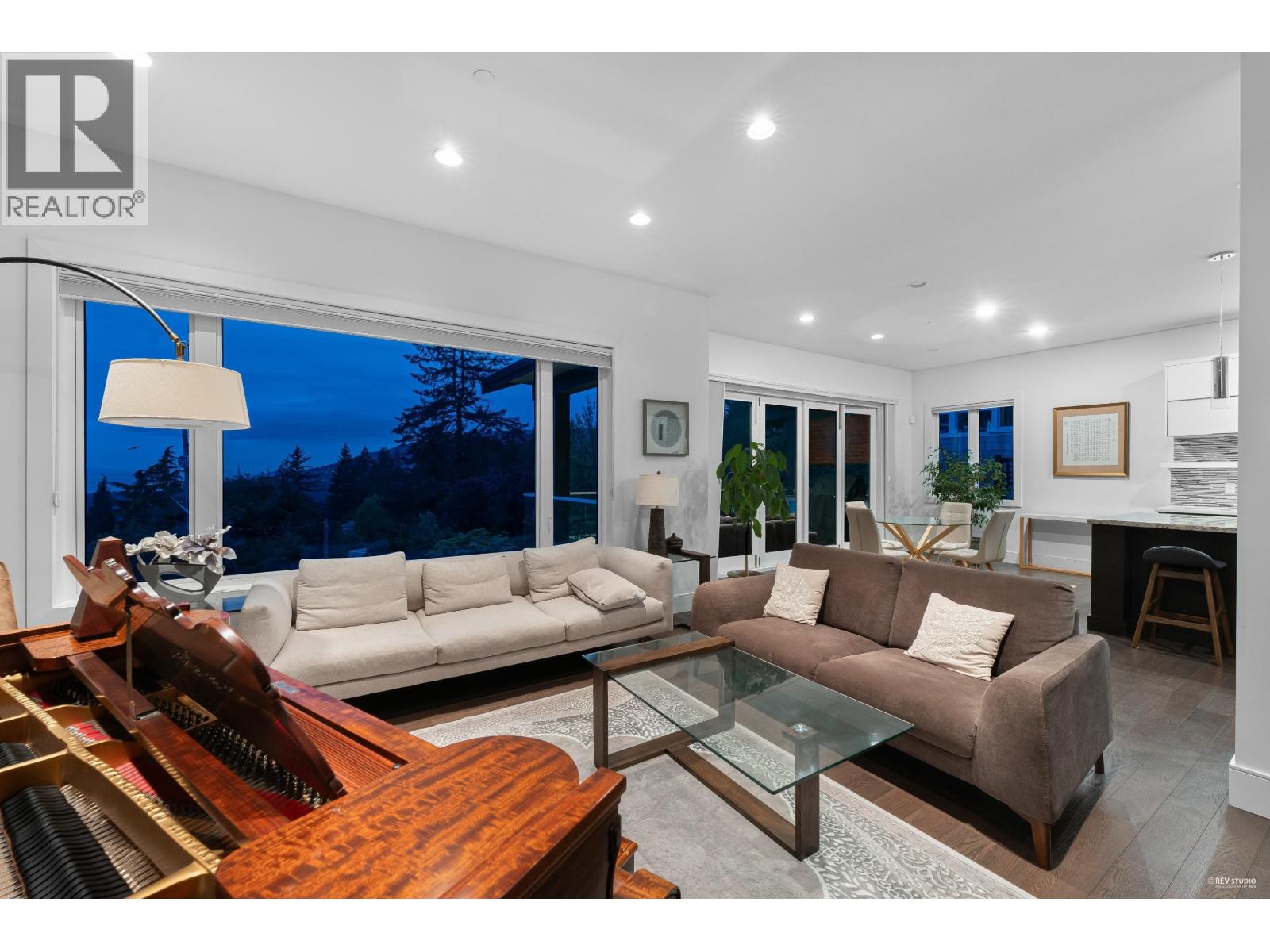 4061 ST. PAULS AVENUE, North Vancouver