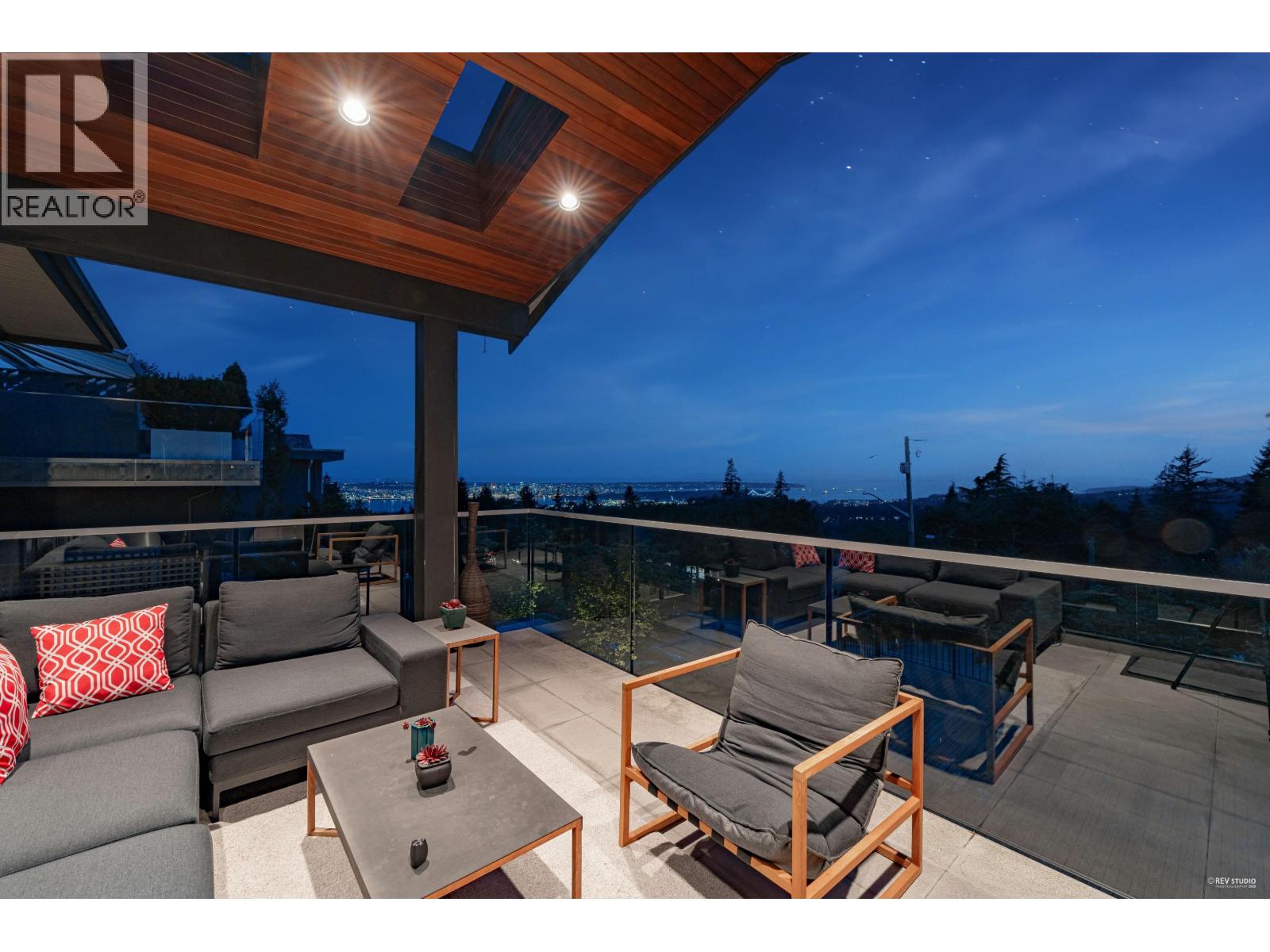4061 ST. PAULS AVENUE, North Vancouver