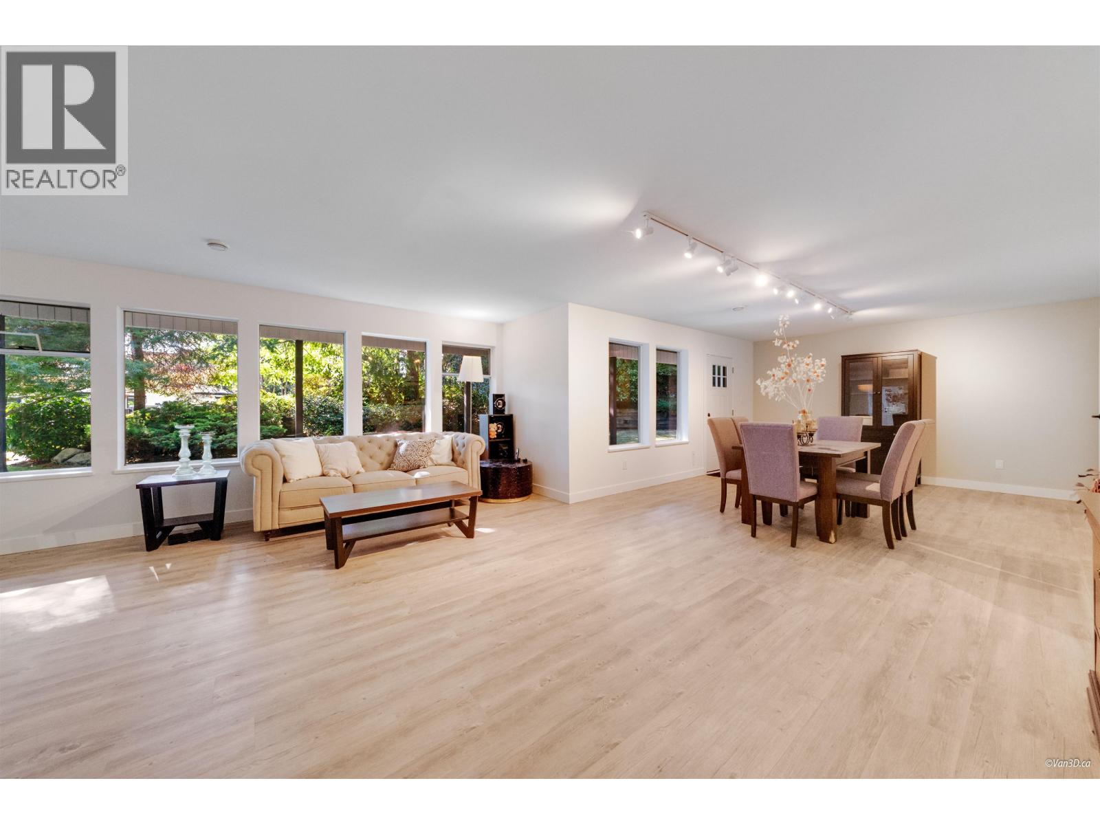 Photo 3 of 8515 Ansell Place, West Vancouver BC
