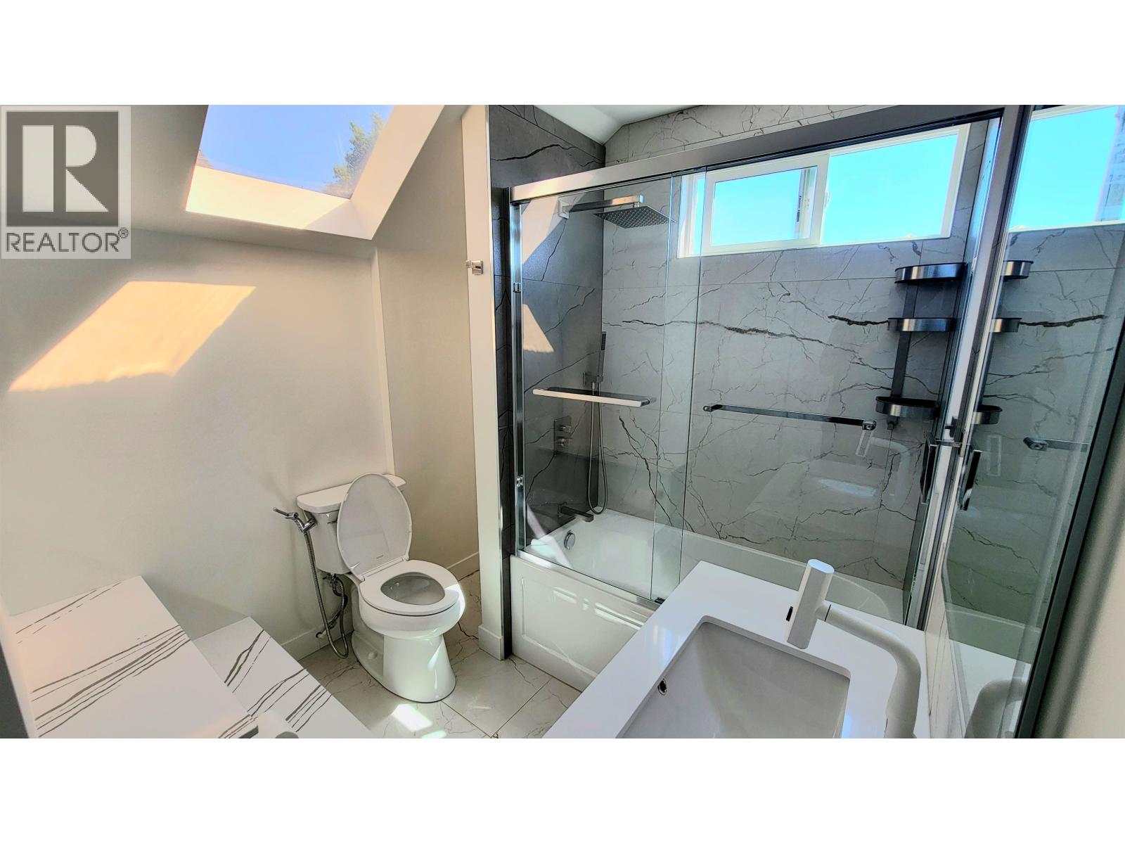 Photo 8 of 238 E 28th Street, North Vancouver BC