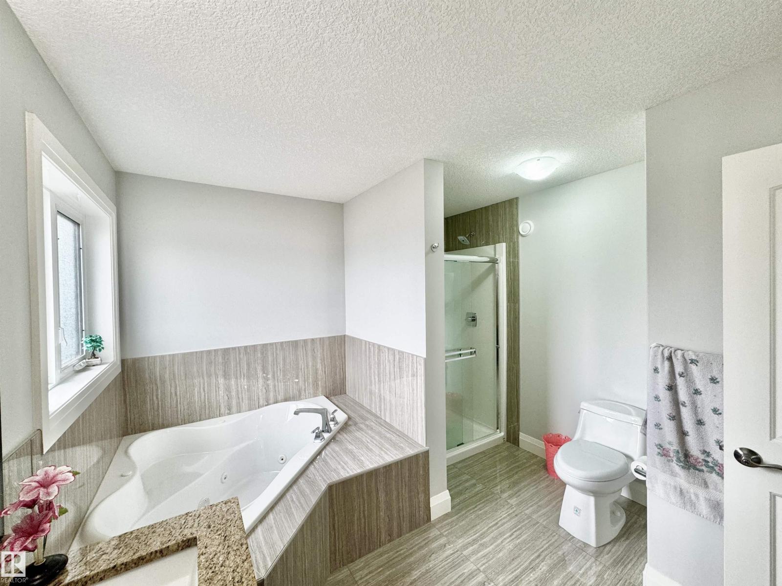 Photo 5 of 2212 22 St Nw, Edmonton AB