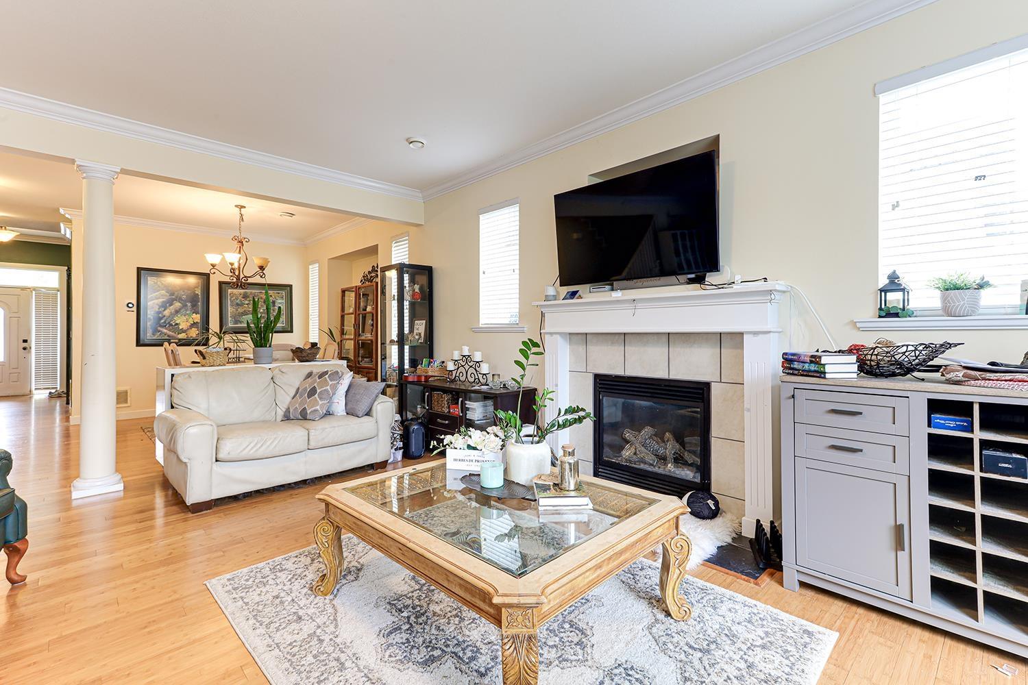 Photo 5 of 18359 67 Avenue, Surrey BC