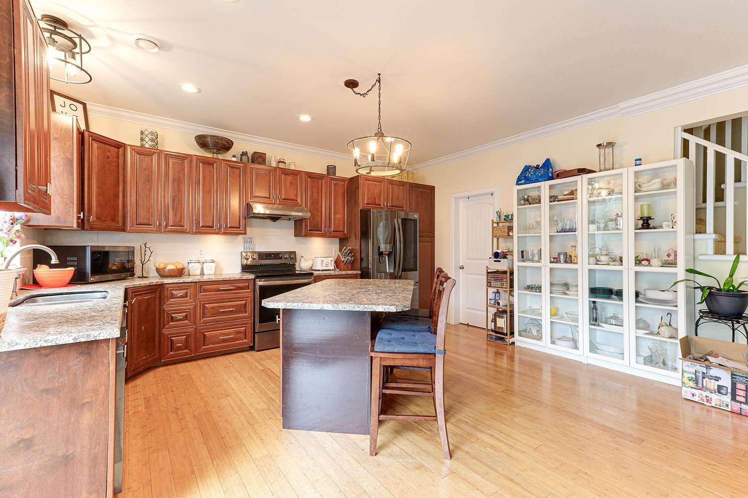 Photo 10 of 18359 67 Avenue, Surrey BC