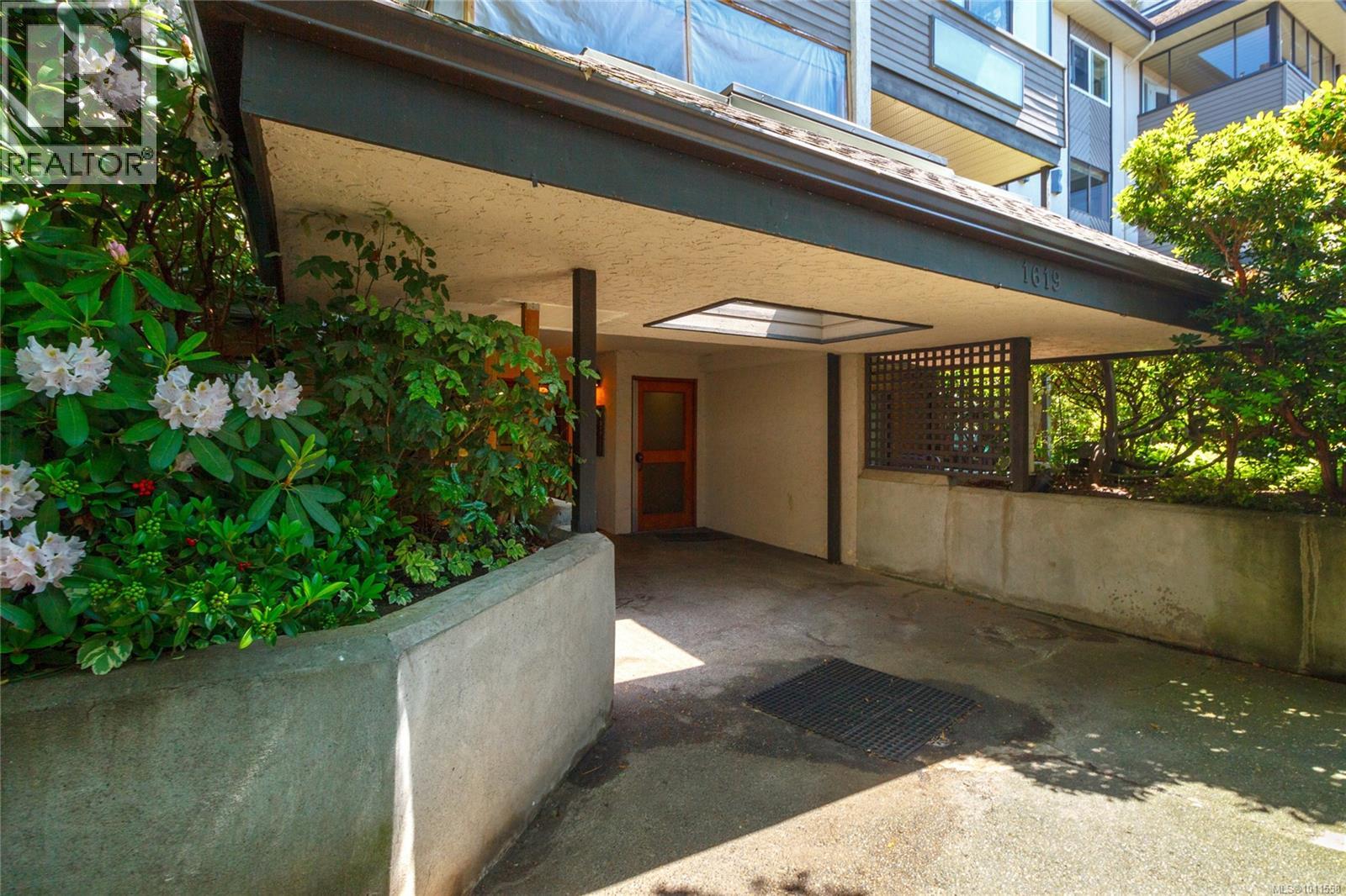 Photo 3 of 103 1619 Morrison St, Victoria BC