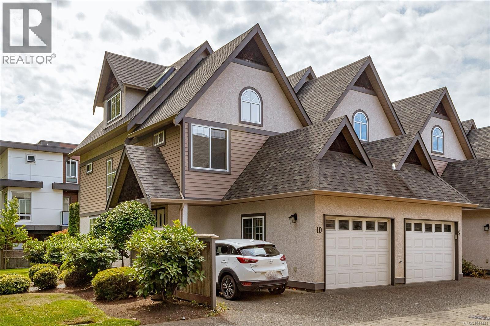 10 2828 Shelbourne St, Victoria
