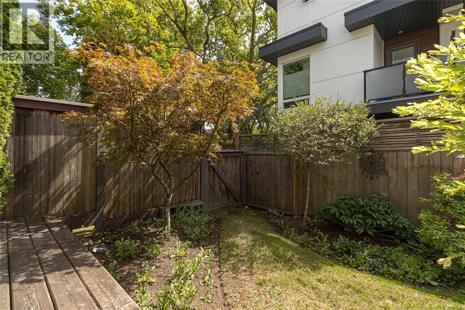 10 2828 Shelbourne St, Victoria