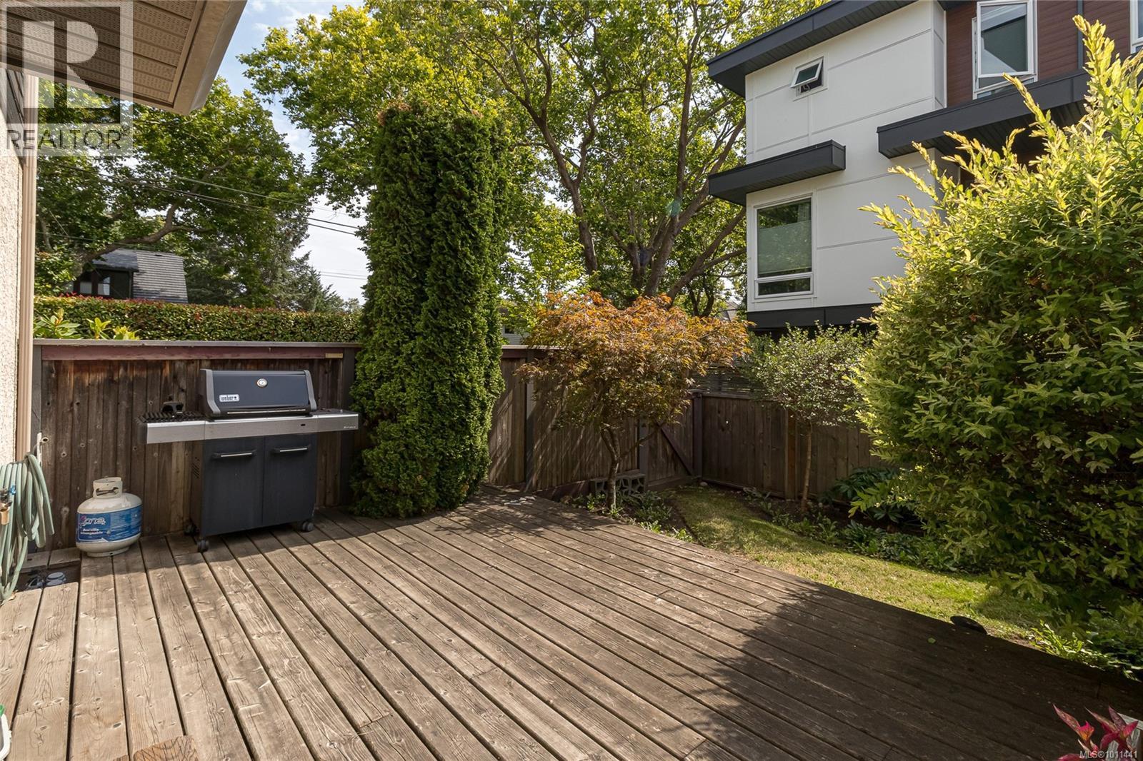 10 2828 Shelbourne St, Victoria