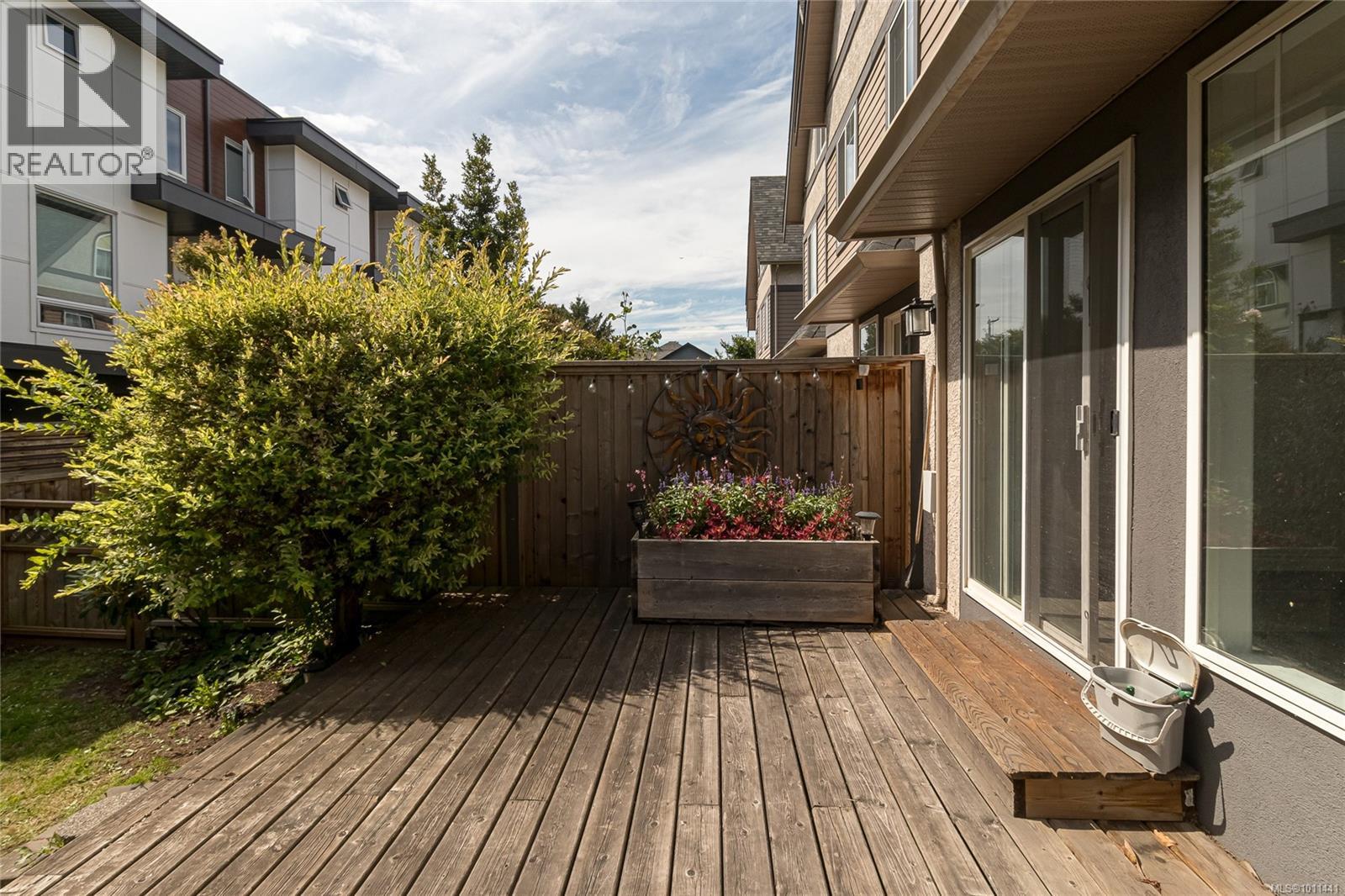 10 2828 Shelbourne St, Victoria