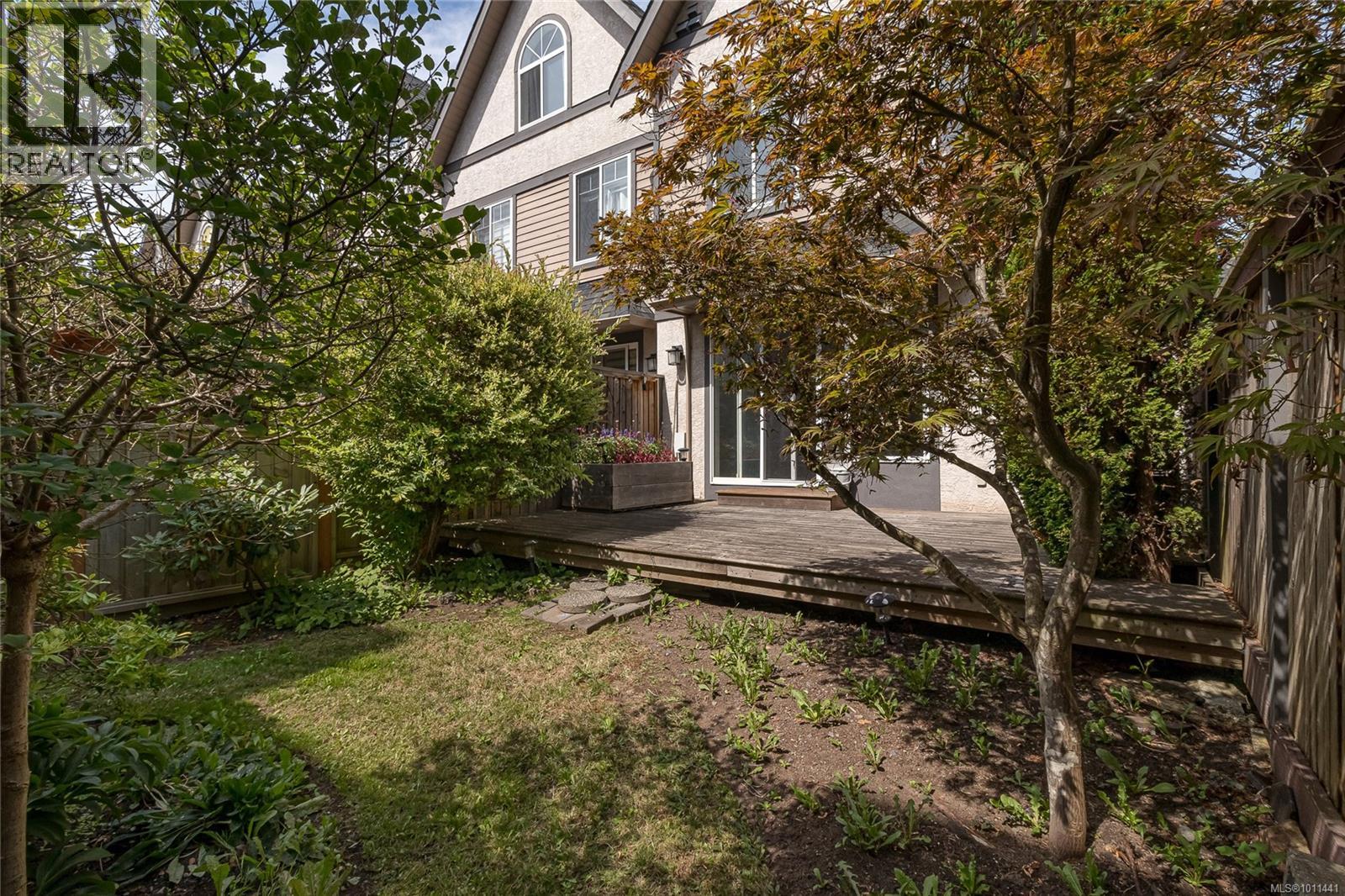 10 2828 Shelbourne St, Victoria