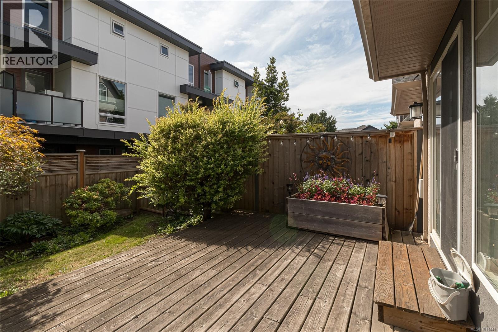 10 2828 Shelbourne St, Victoria