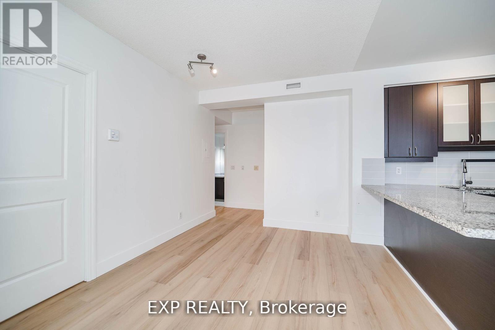 Photo 5 of 307 57 Upper Duke Crescent, Markham ON