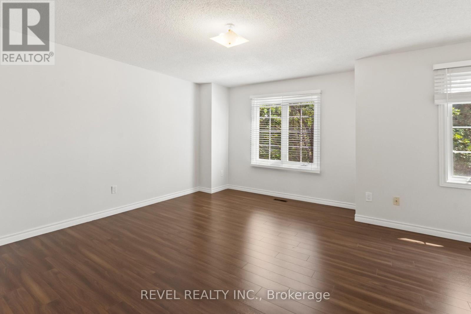 Photo 18 of 56 10 Bassett Boulevard, Whitby ON