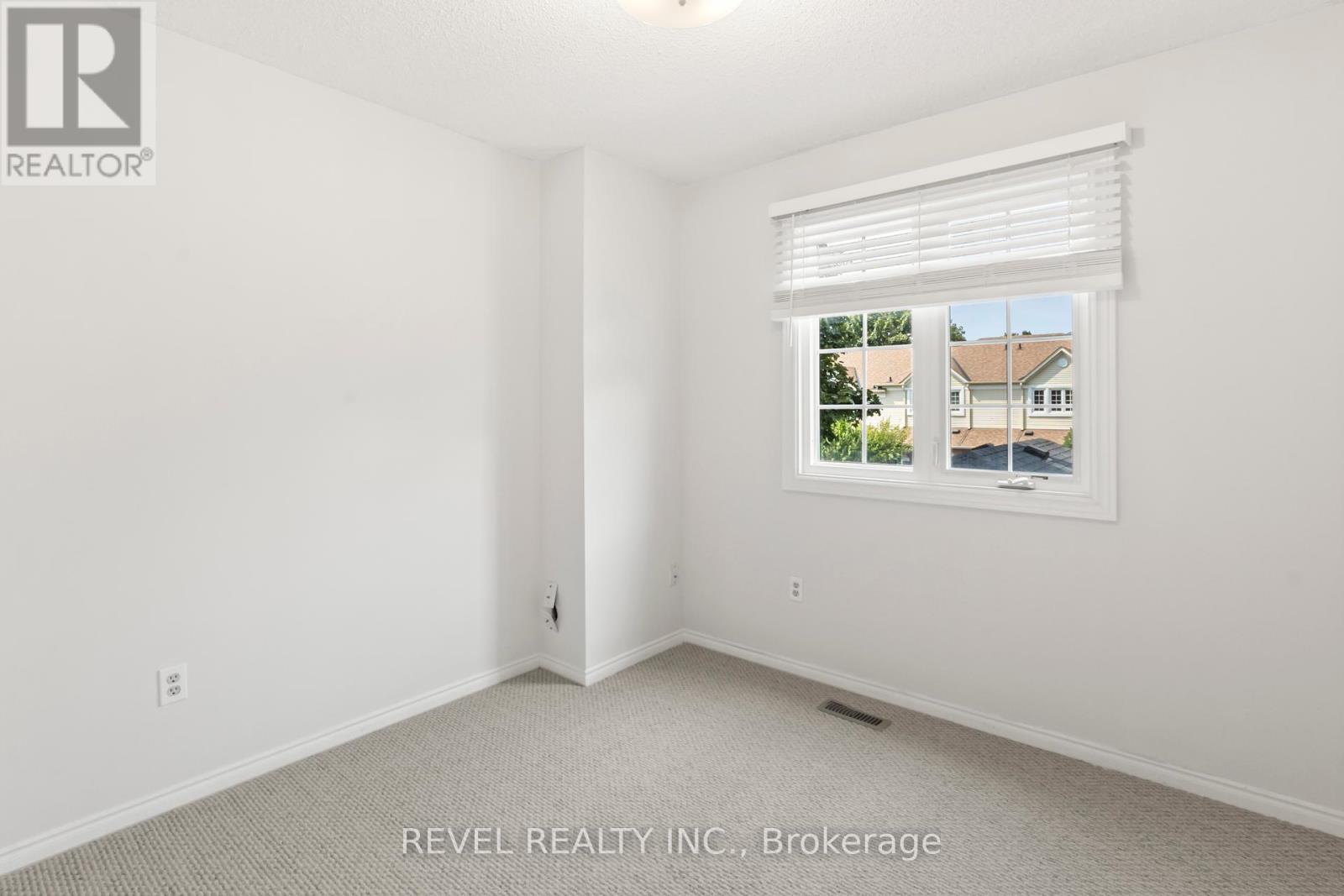 Photo 23 of 56 10 Bassett Boulevard, Whitby ON