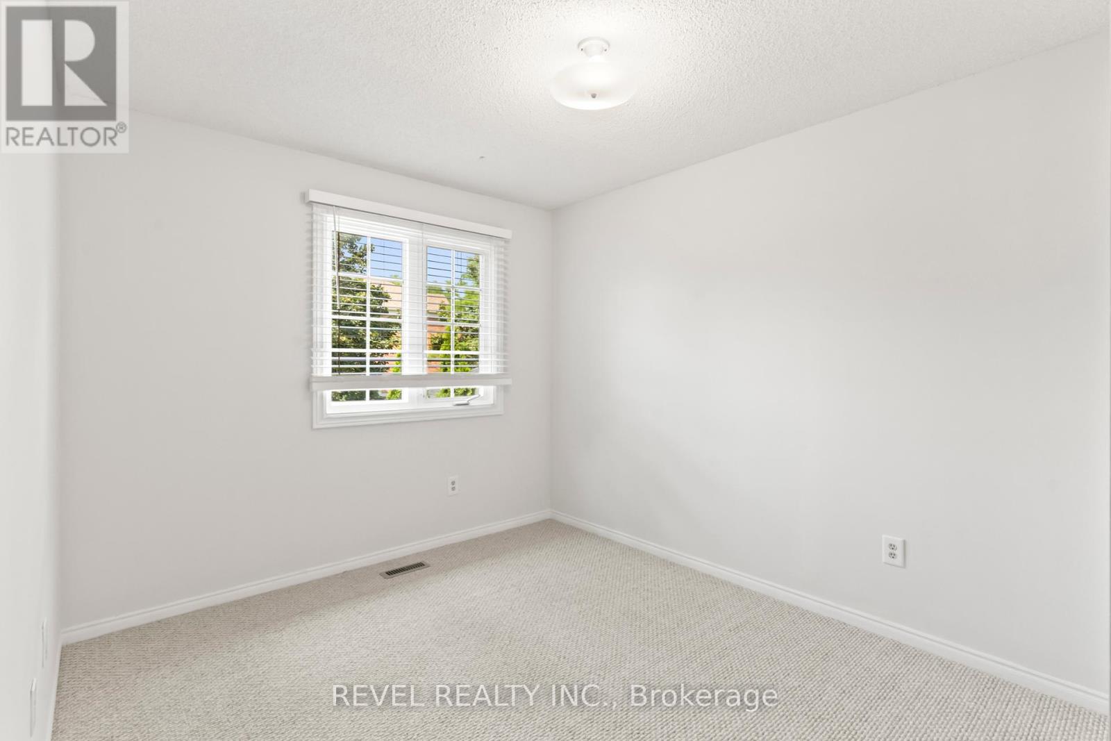 Photo 20 of 56 10 Bassett Boulevard, Whitby ON