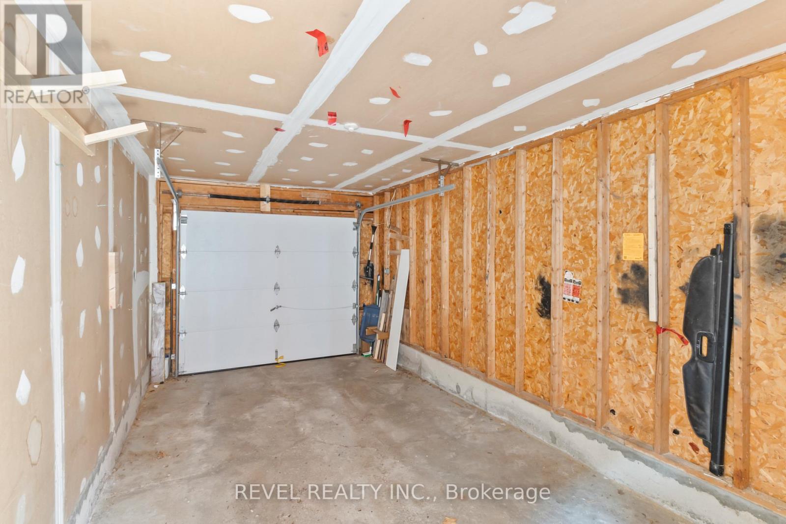 Photo 5 of 56 10 Bassett Boulevard, Whitby ON