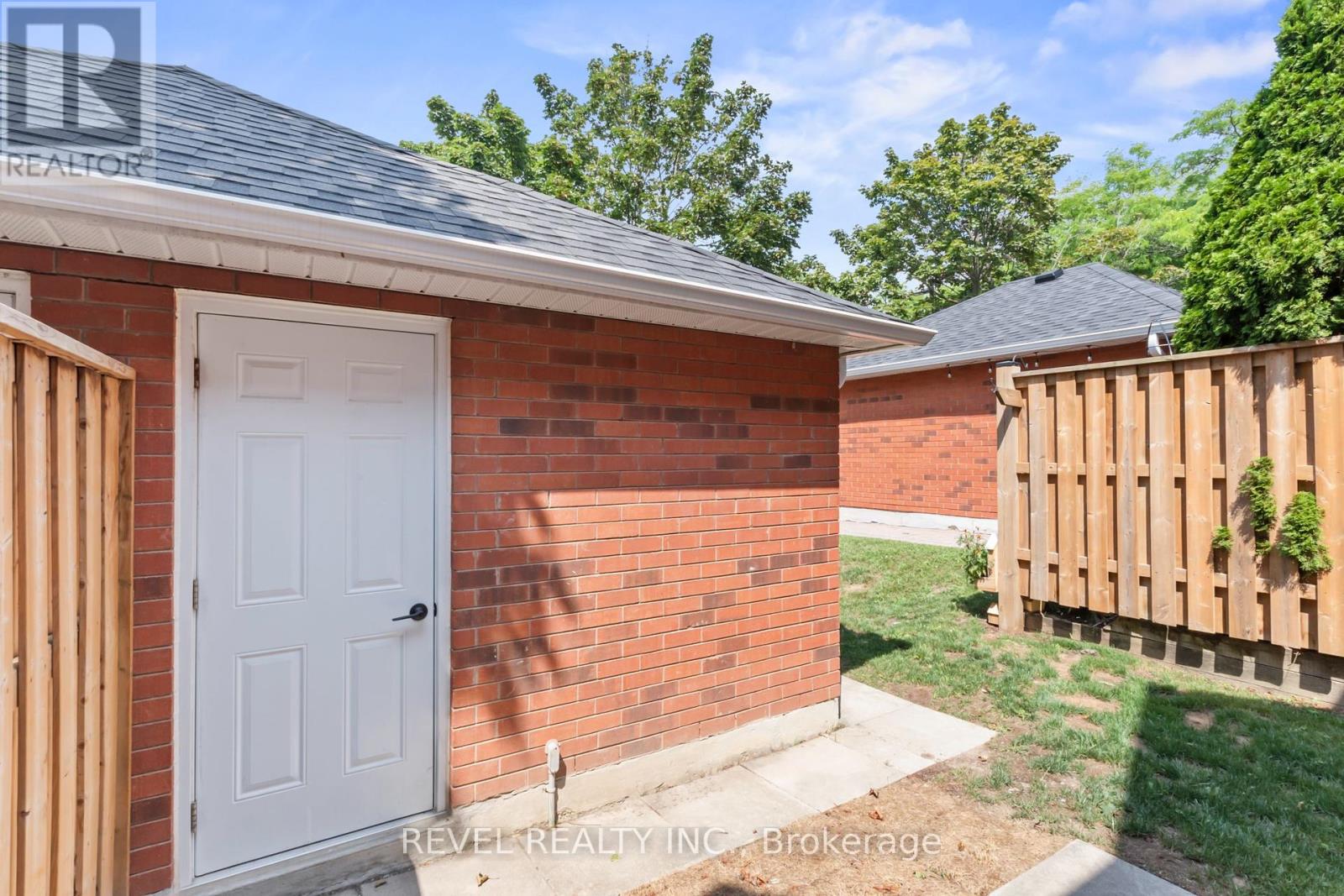 Photo 4 of 56 10 Bassett Boulevard, Whitby ON