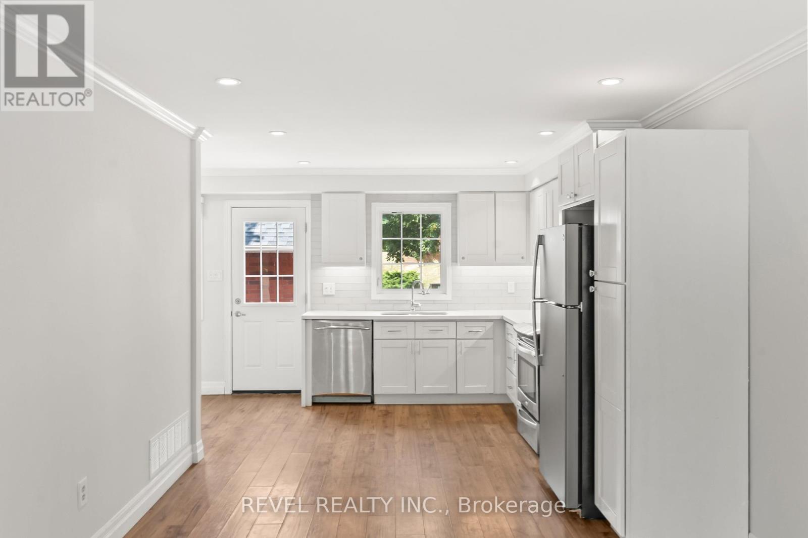Photo 9 of 56 10 Bassett Boulevard, Whitby ON