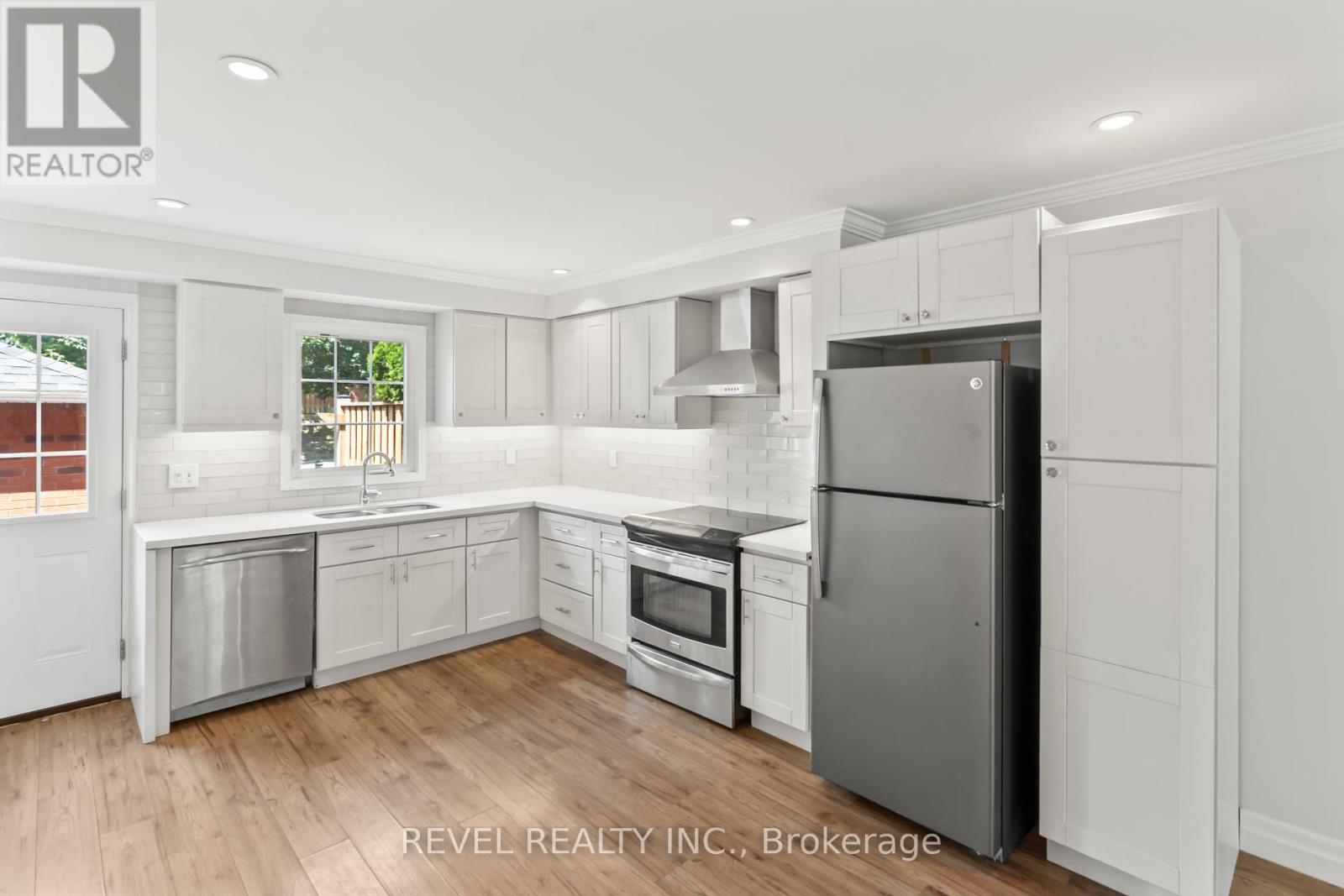 Photo 26 of 56 10 Bassett Boulevard, Whitby ON