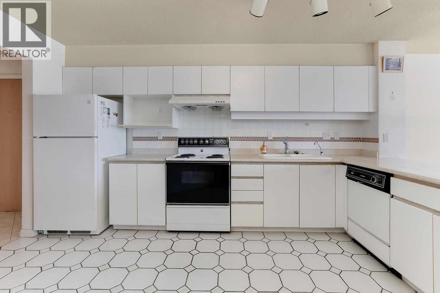 Photo 11 of 806 1245 Quayside Drive, New Westminster BC
