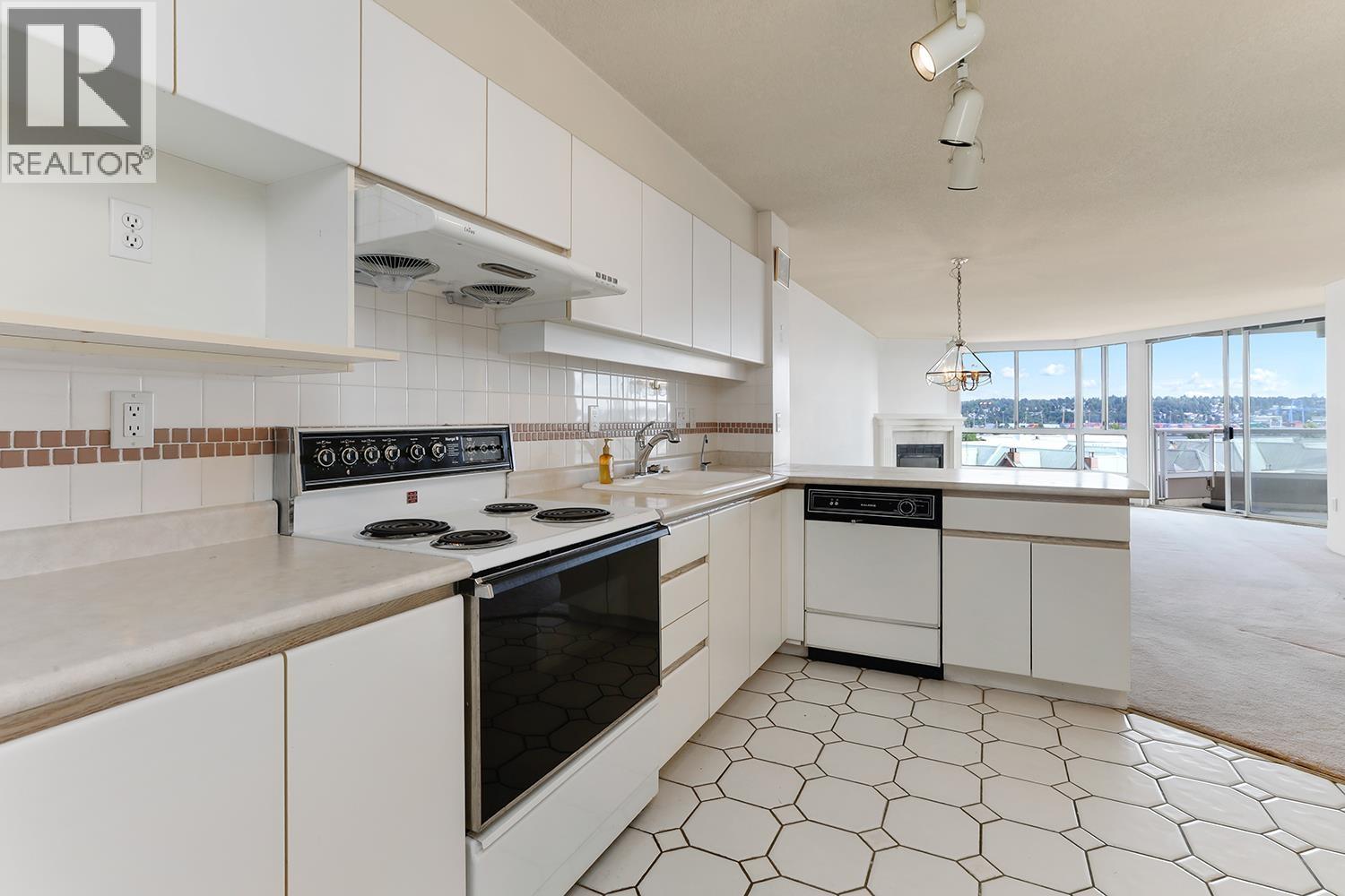 Photo 12 of 806 1245 Quayside Drive, New Westminster BC