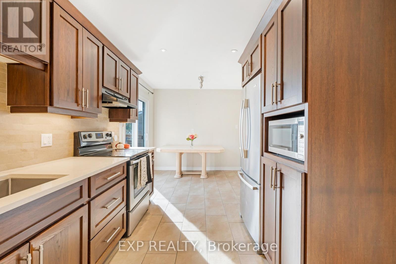 Photo 11 of 88 Rand Street S, Hamilton ON