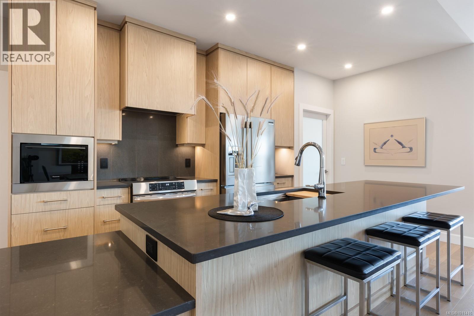 Photo 8 of 3329 Eagleview Cres, Courtenay BC