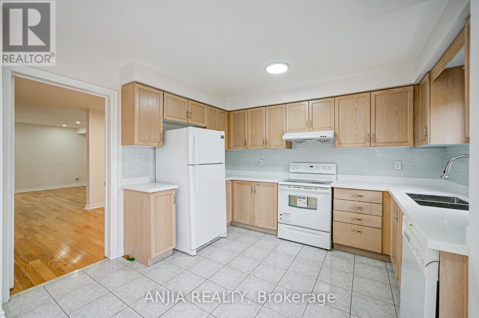 Photo 6 of 203 Milliken Meadows Drive, Markham ON