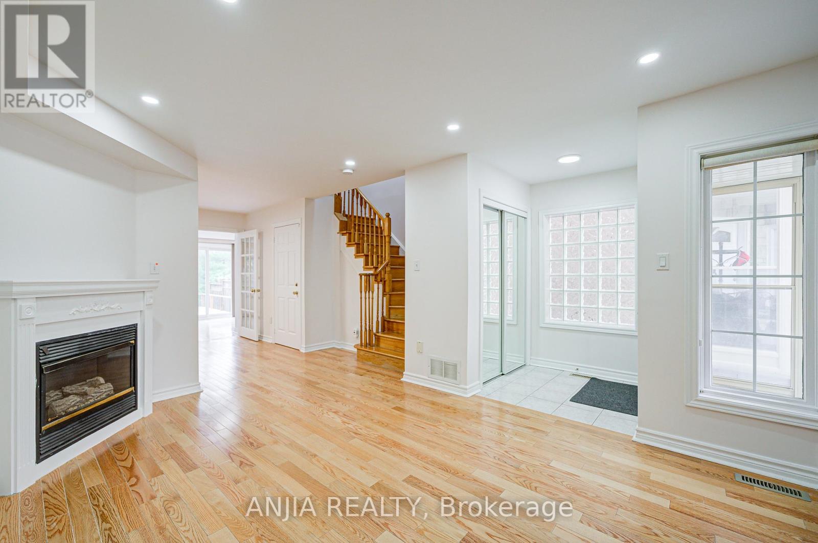 Photo 4 of 203 Milliken Meadows Drive, Markham ON