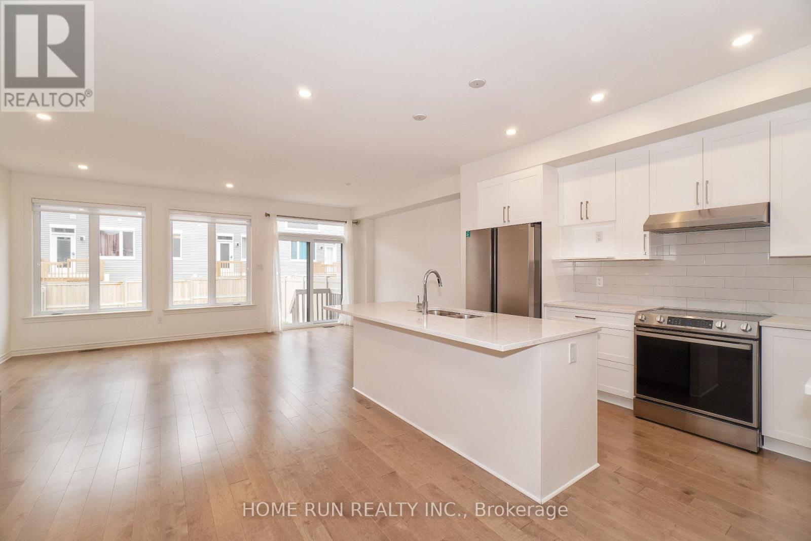 Photo 11 of 517 Sonmarg Crescent, Ottawa ON