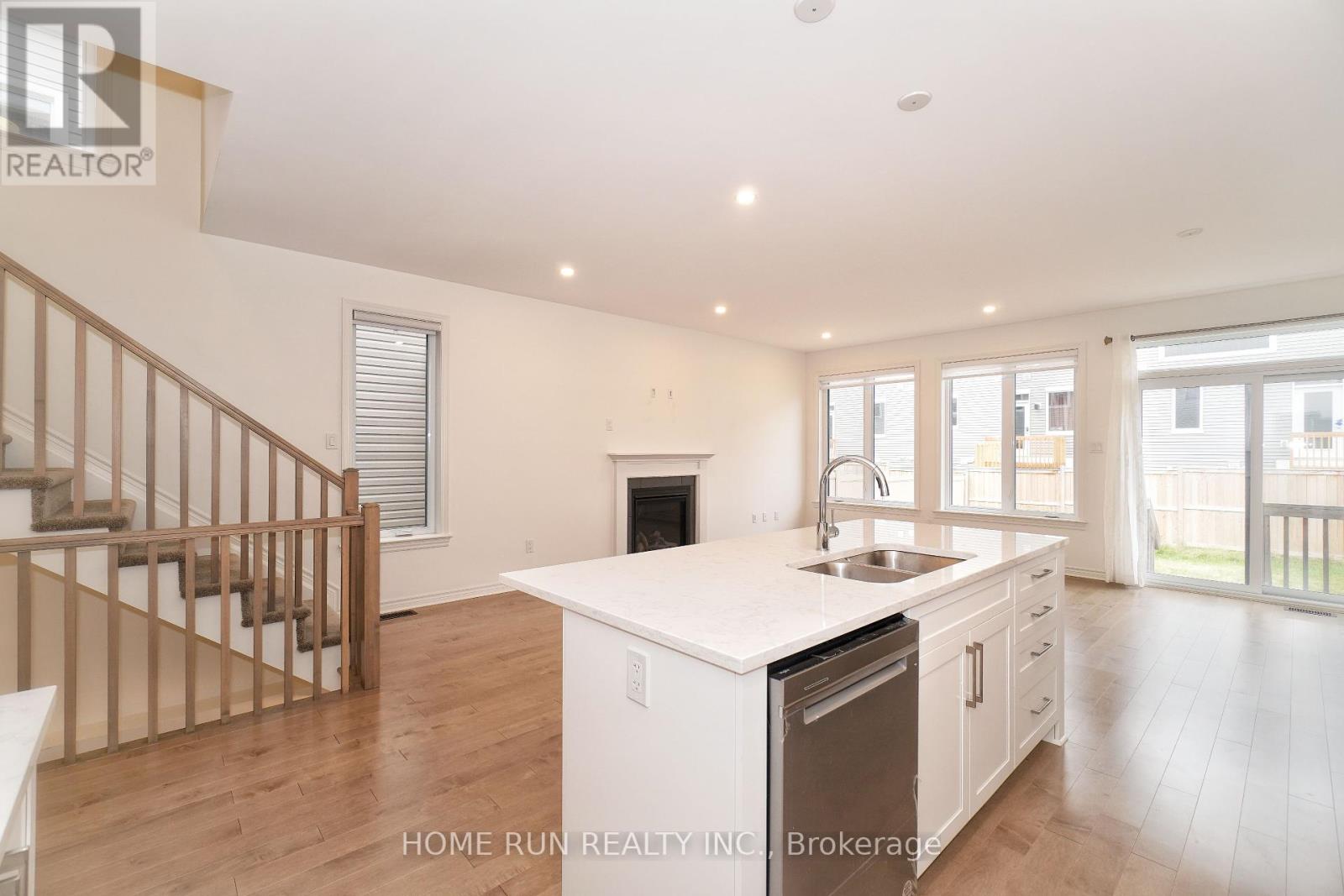 Photo 2 of 517 Sonmarg Crescent, Ottawa ON