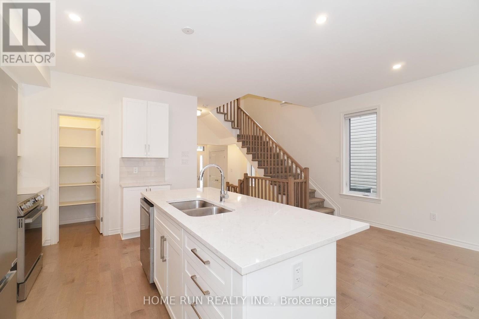 Photo 7 of 517 Sonmarg Crescent, Ottawa ON