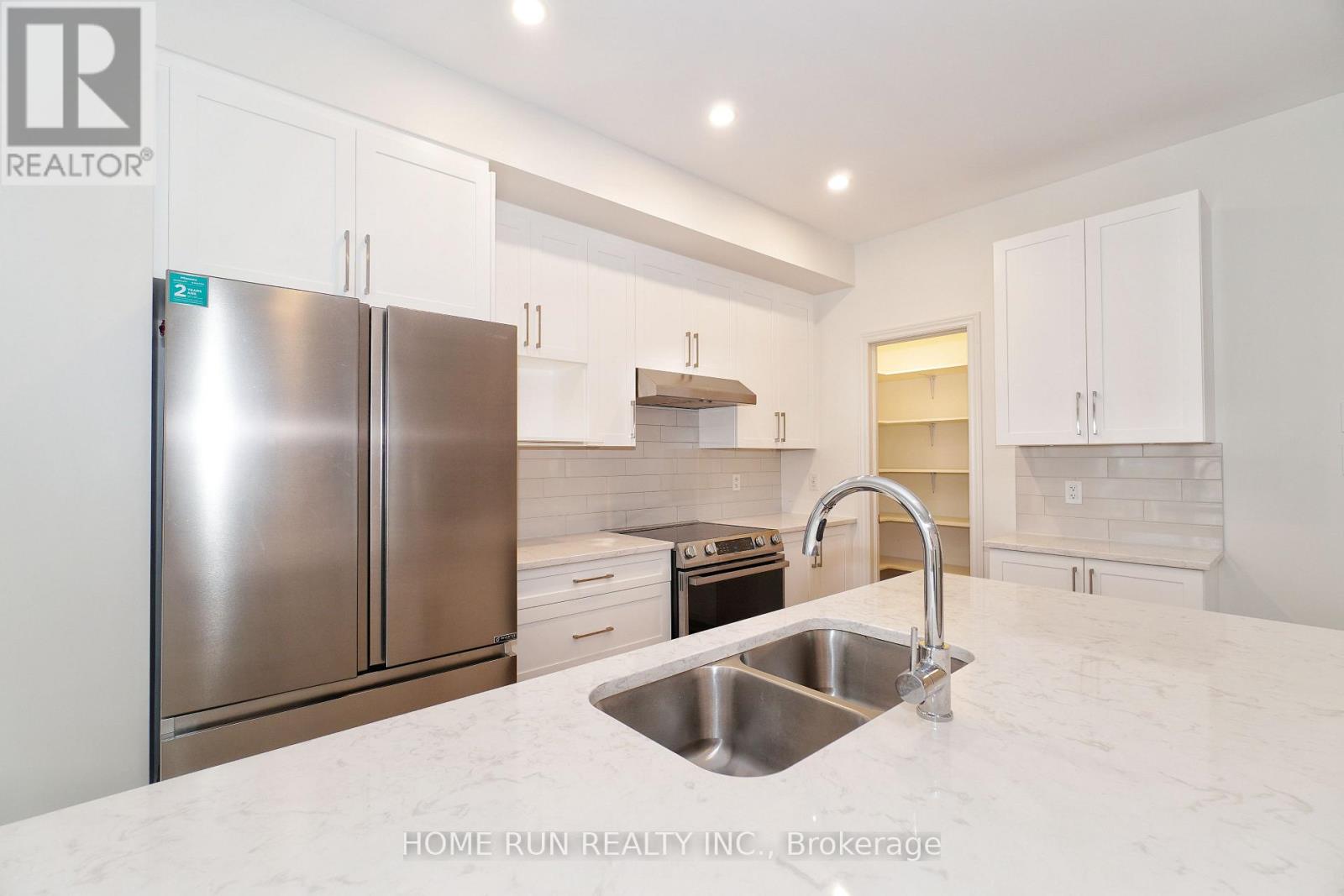Photo 3 of 517 Sonmarg Crescent, Ottawa ON
