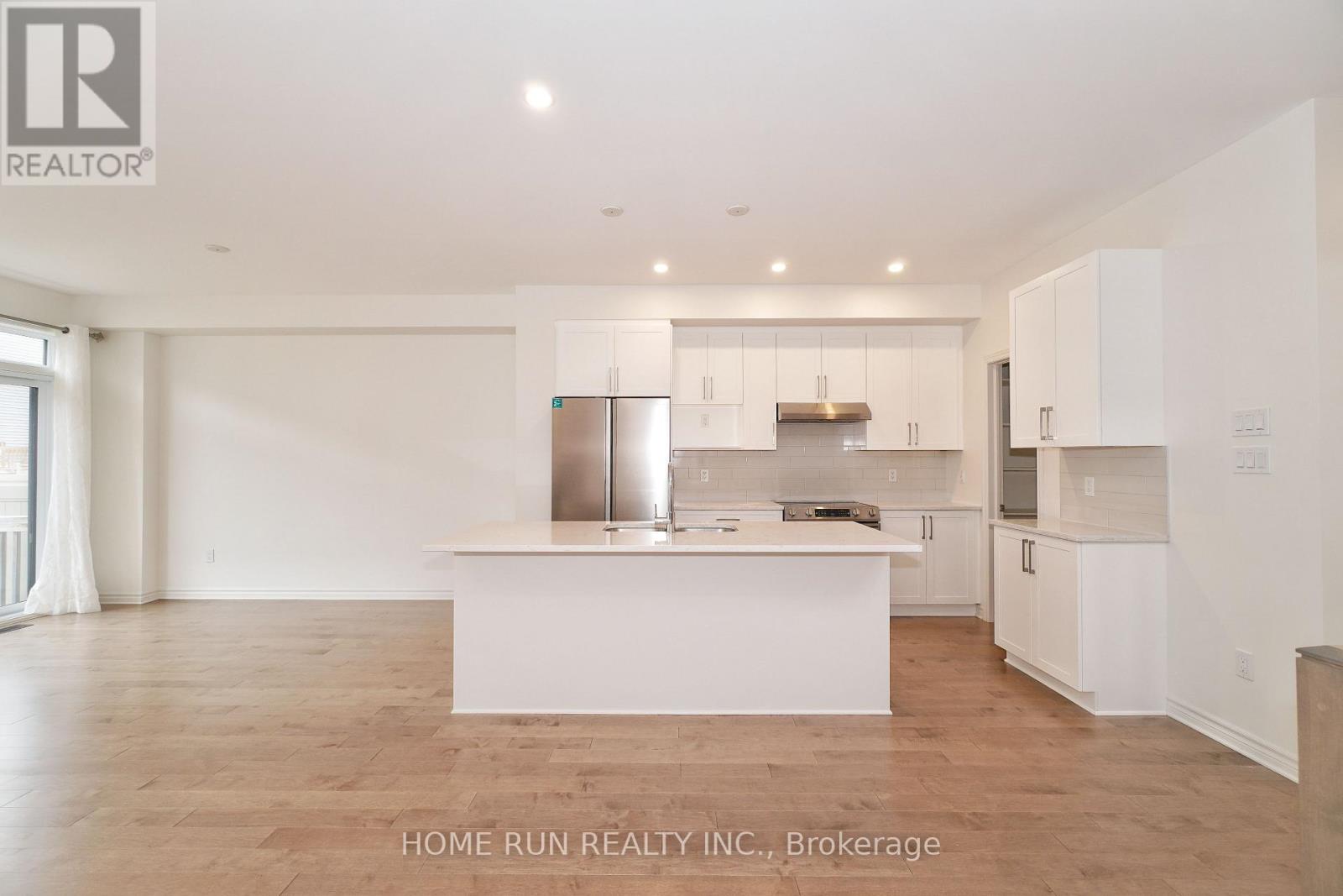 Photo 14 of 517 Sonmarg Crescent, Ottawa ON