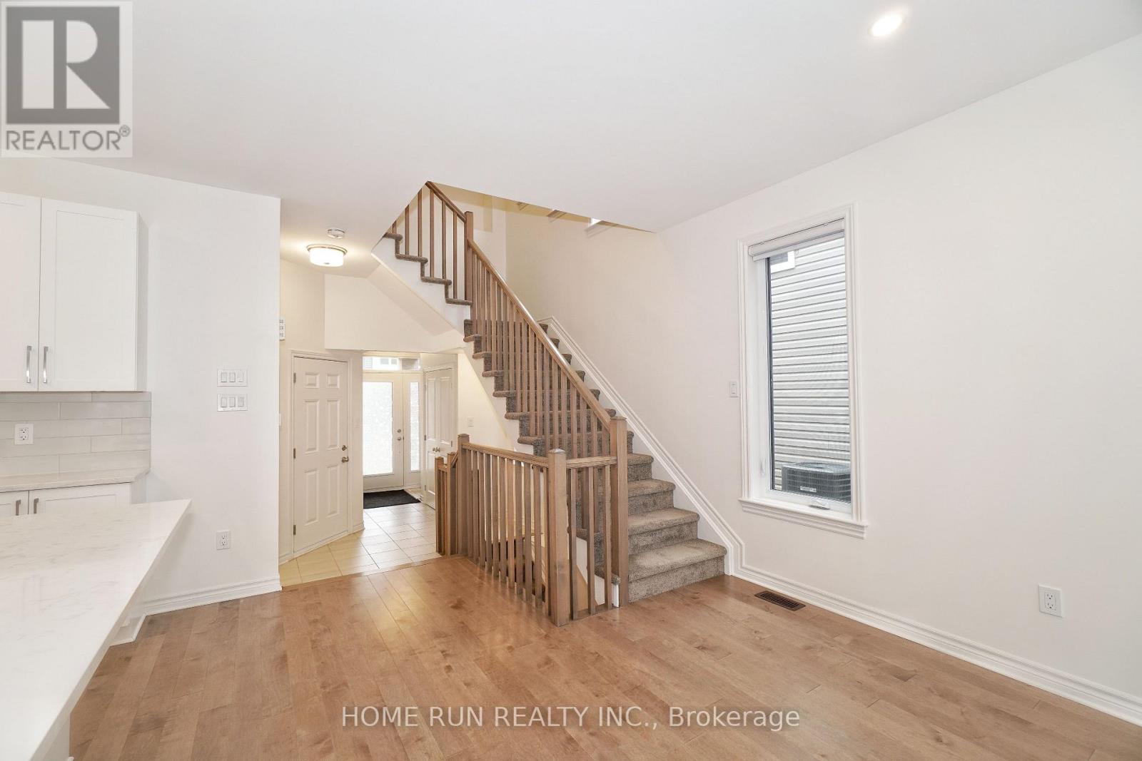 Photo 4 of 517 Sonmarg Crescent, Ottawa ON