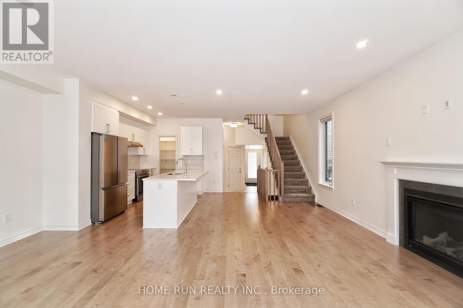 Photo 5 of 517 Sonmarg Crescent, Ottawa ON