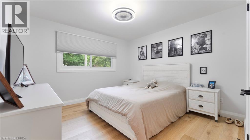 Photo 11 of 25 Seneca Crescent, Brantford ON