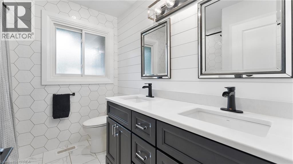 Photo 15 of 25 Seneca Crescent, Brantford ON