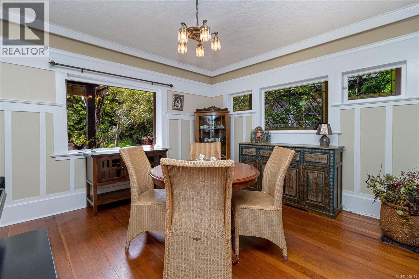 Photo 3 of 1319 Point St, Victoria BC